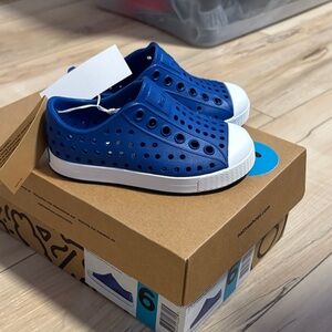 Brand New in Box Native Jefferson Size 6 Blue